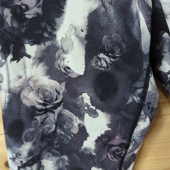 Lululemon Leggings Womens 10 Black and White Rose Pattern Split back - Picture 3 of 11